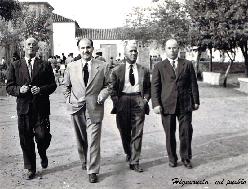 Año 1944 Juan Perullo y unos amigos paseando por el jardín