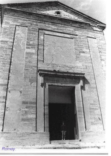 Fachada y puerta principal de la Iglesia de Higueruela.