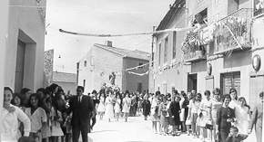 Procesi�n por las calles de Higueruela 1968